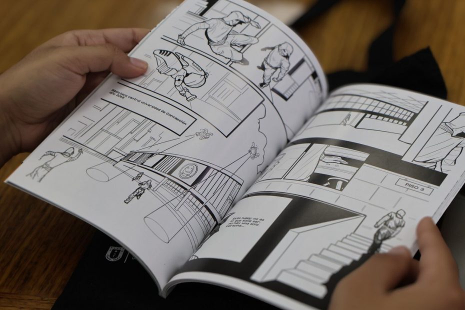 Persona revisa tercera edición de libro Bibliocomic