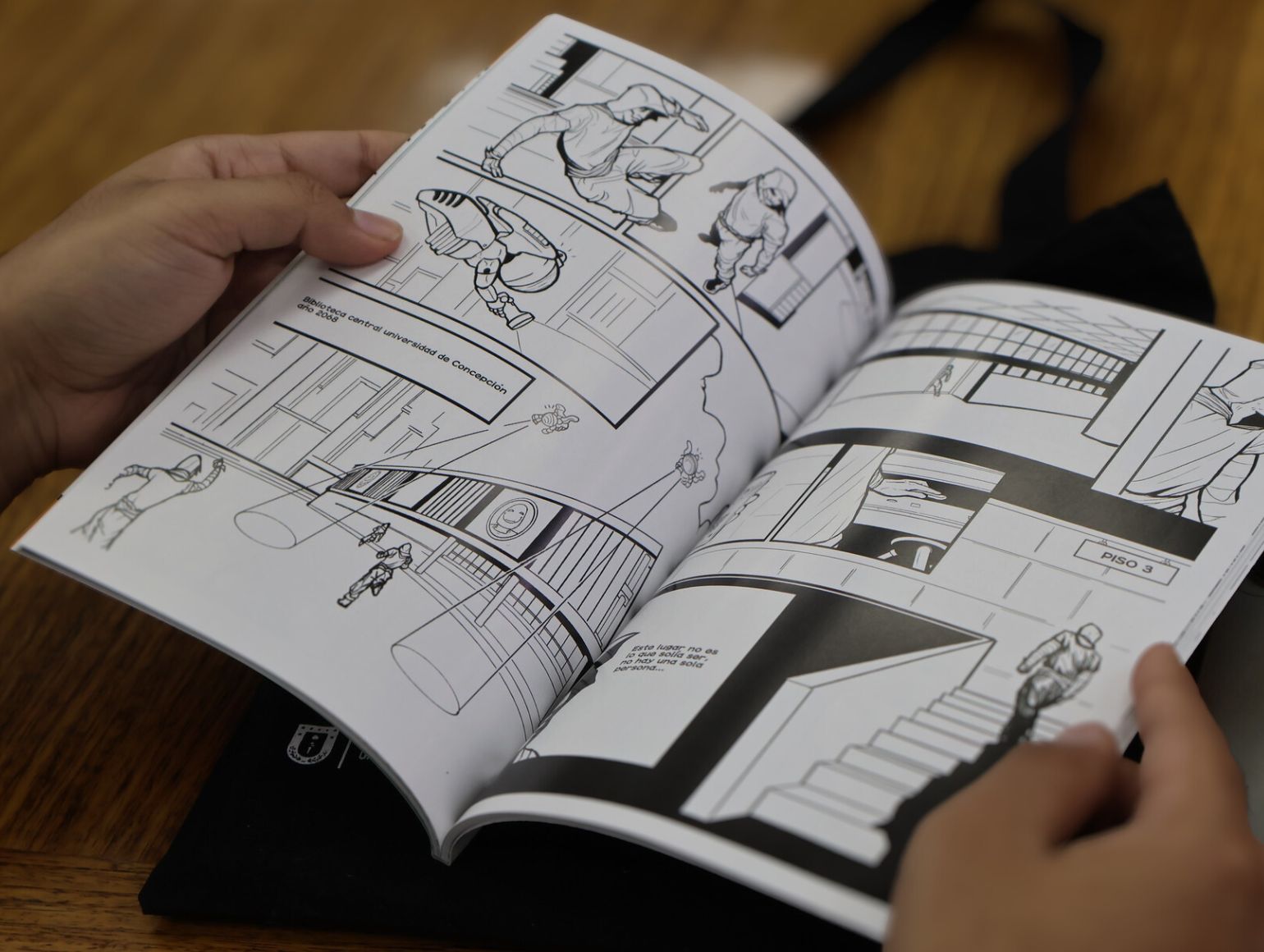 Persona revisa tercera edición de libro Bibliocomic