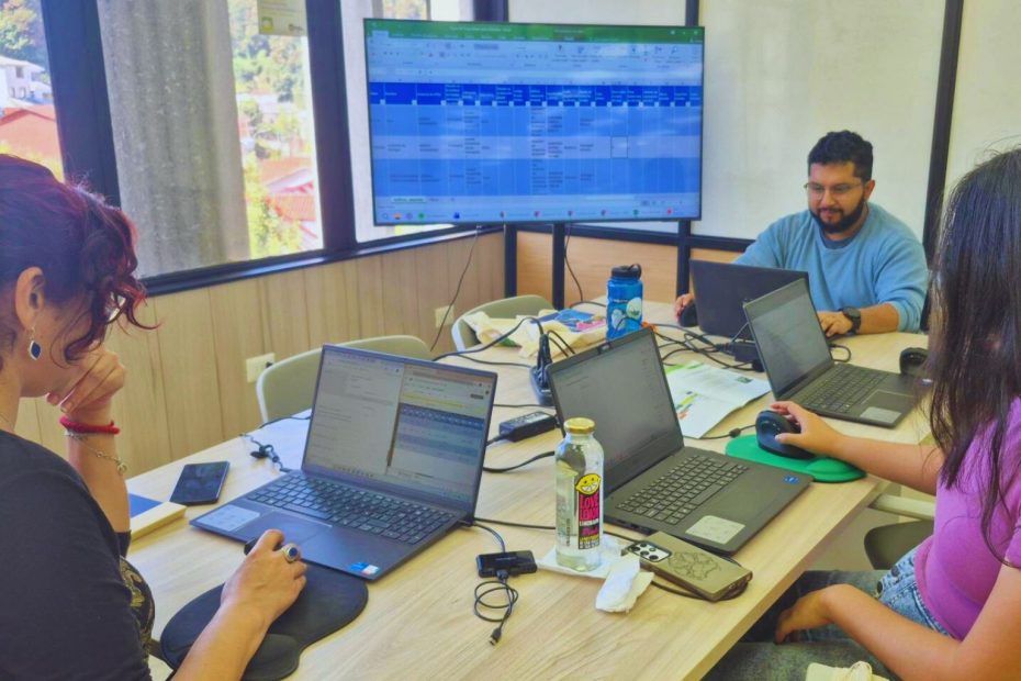 Equipo de Bibliotecas UdeC trabaja en ingreso de datos en una de las salas de edificio Central