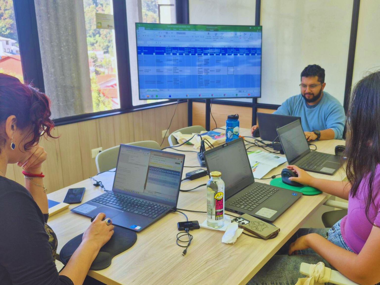 Equipo de Bibliotecas UdeC trabaja en ingreso de datos en una de las salas de edificio Central