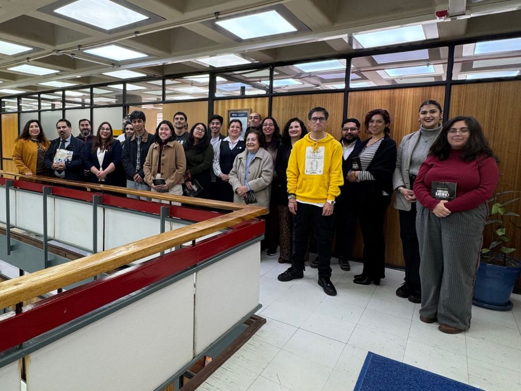 Fotografía grupal de participantes en jornada de genealogía realizada en Biblioteca Central UdeC