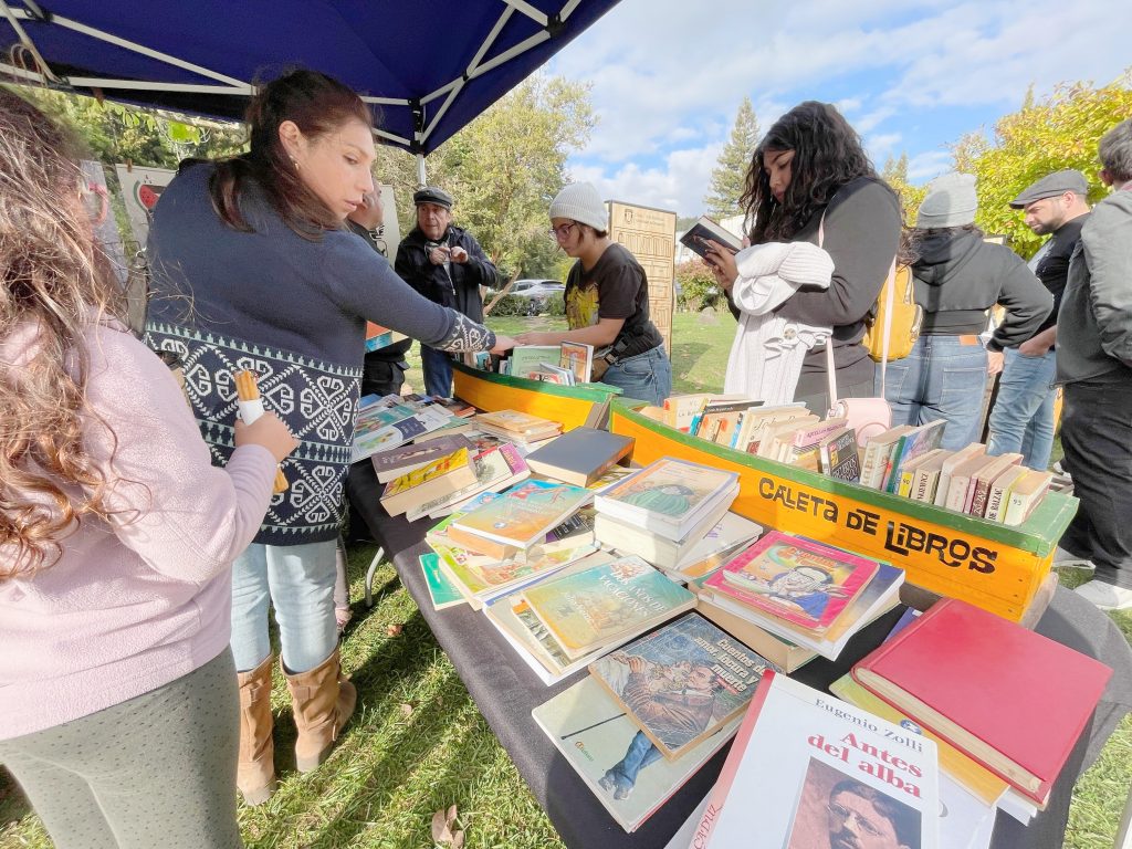 Público intercambia libros en stand ubicado a un lado de los pastos centrales del Campus Concepción