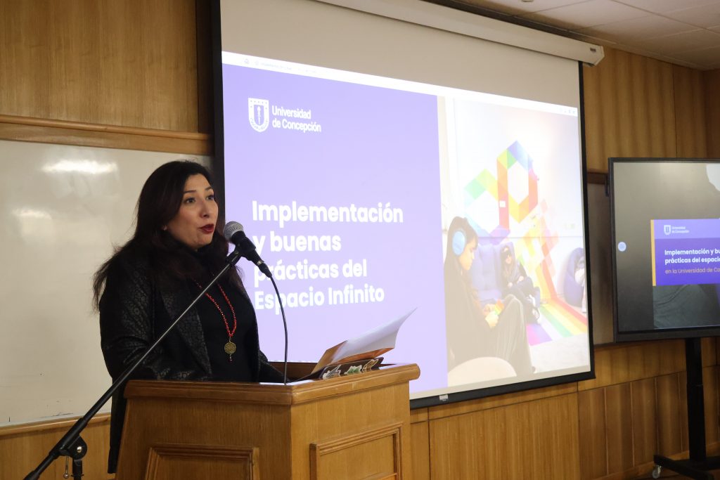 Directora de Bibliotecas UdeC, Karen Jara Maricic, entrega mensaje durante presentación del Manual para Espacios Infinitos