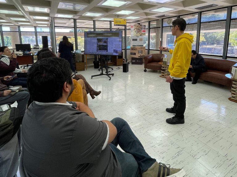 El genealogista Gonzalo Luengo dicta charla sobre cómo iniciar búsqueda para árbol familiar.