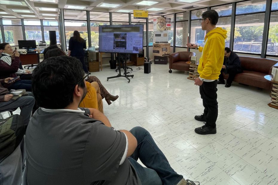 El genealogista Gonzalo Luengo dicta charla sobre cómo iniciar búsqueda para árbol familiar.