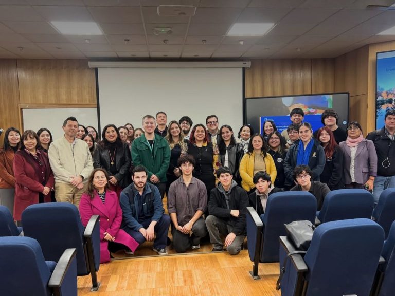Fotografía grupal de asistentes a lanzamiento de Manual para Espacios Infinitos