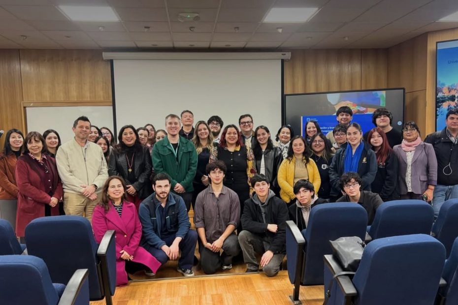 Fotografía grupal de asistentes a lanzamiento de Manual para Espacios Infinitos