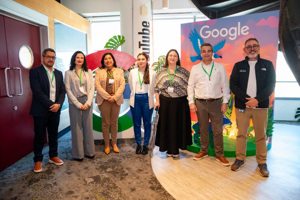 Fotografía grupal de autoridades asistentes a encuentro organizado por Google en Santiago