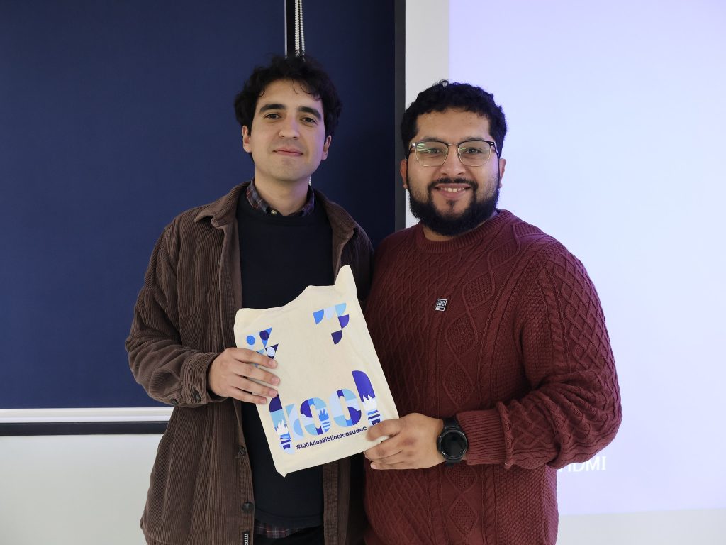 Fotografía grupal de representante de Wikimedia junto a Jefe de UGARI