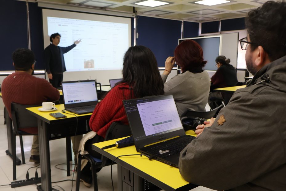 Representante de Wikimedia dicta taller a equipo de Bibliotecas UdeC en una sala de la Biblioteca Central