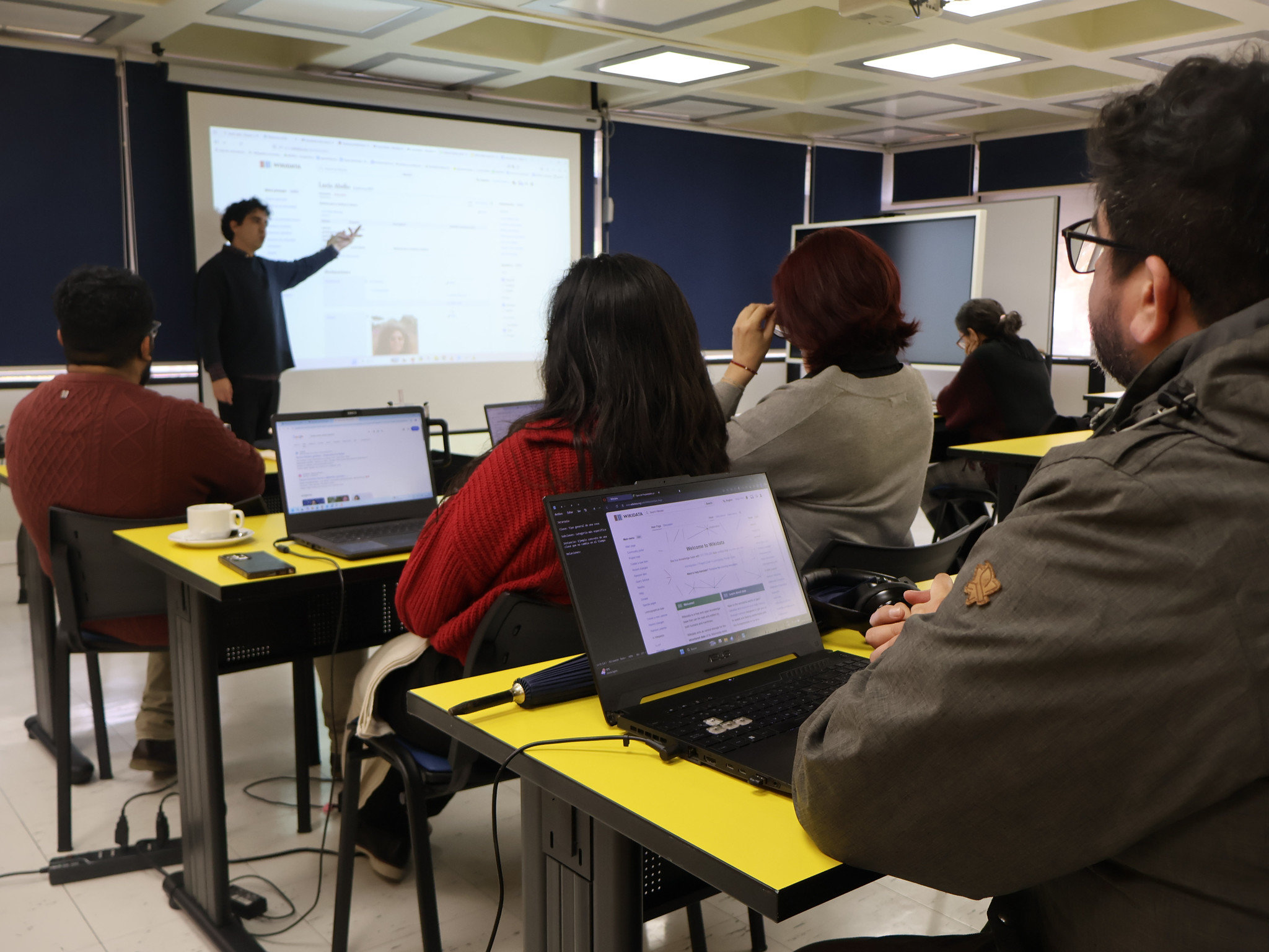 Representante de Wikimedia dicta taller a equipo de Bibliotecas UdeC en una sala de la Biblioteca Central