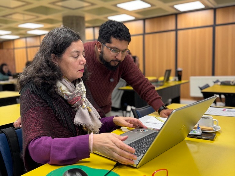 Jefe de UGARI explica a integrante del equipo de Bibliotecas UdeC como ingresar datos a plataforma Wikidata