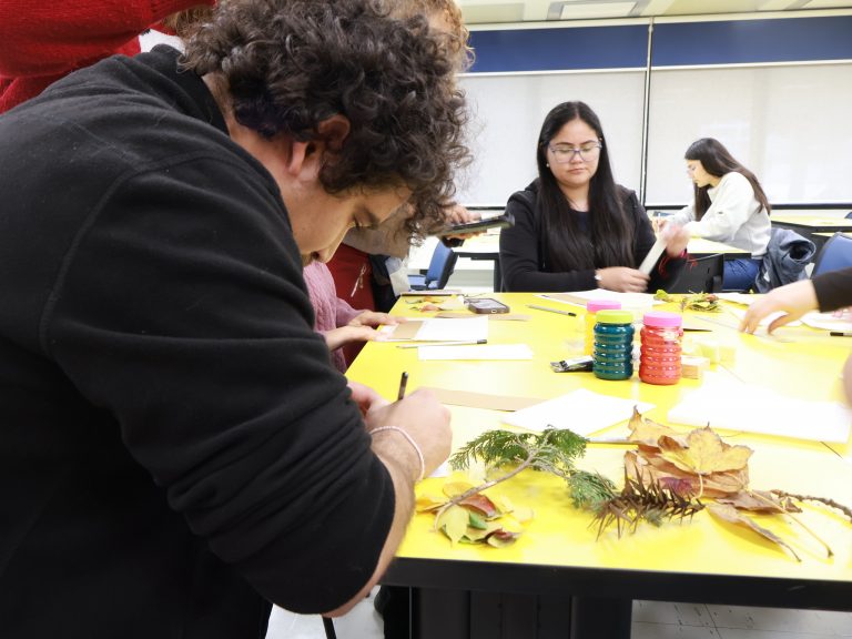 Asistentes a taller en Biblioteca Central elaboran marcapáginas