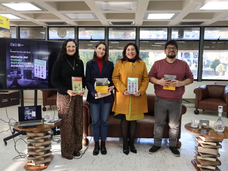 Fotografía grupal de participantes en presentación de libro realizada en Sala Chile de la Biblioteca Central