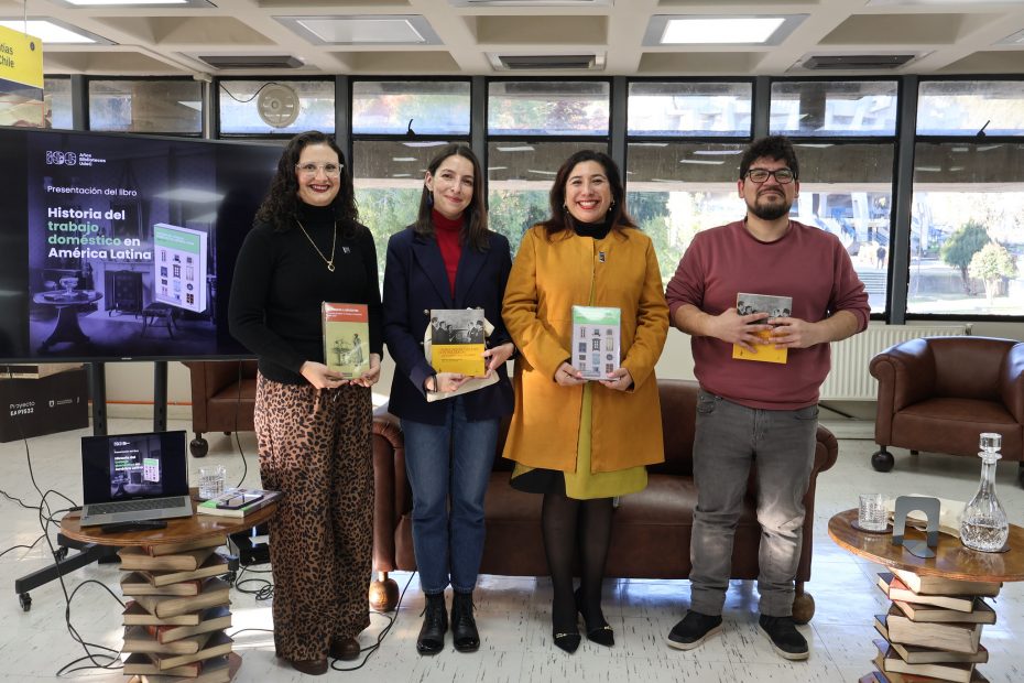 Fotografía grupal de participantes en presentación de libro realizada en Sala Chile de la Biblioteca Central