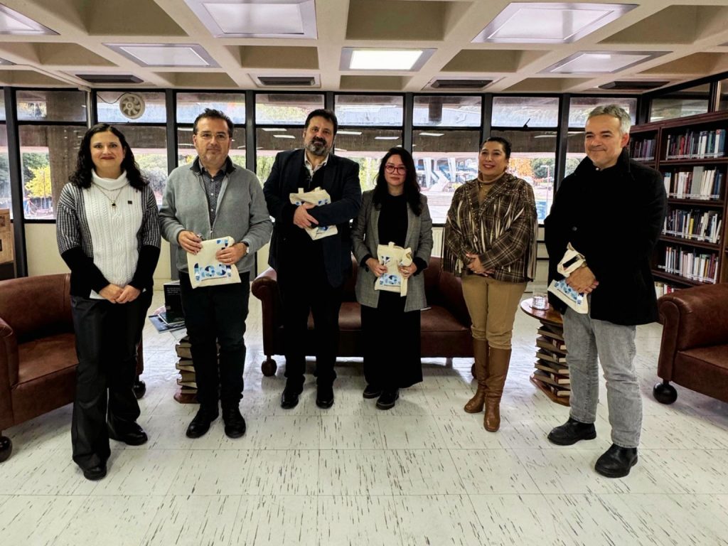 Fotografía grupal de participantes de presentación de libro en Sala Chile