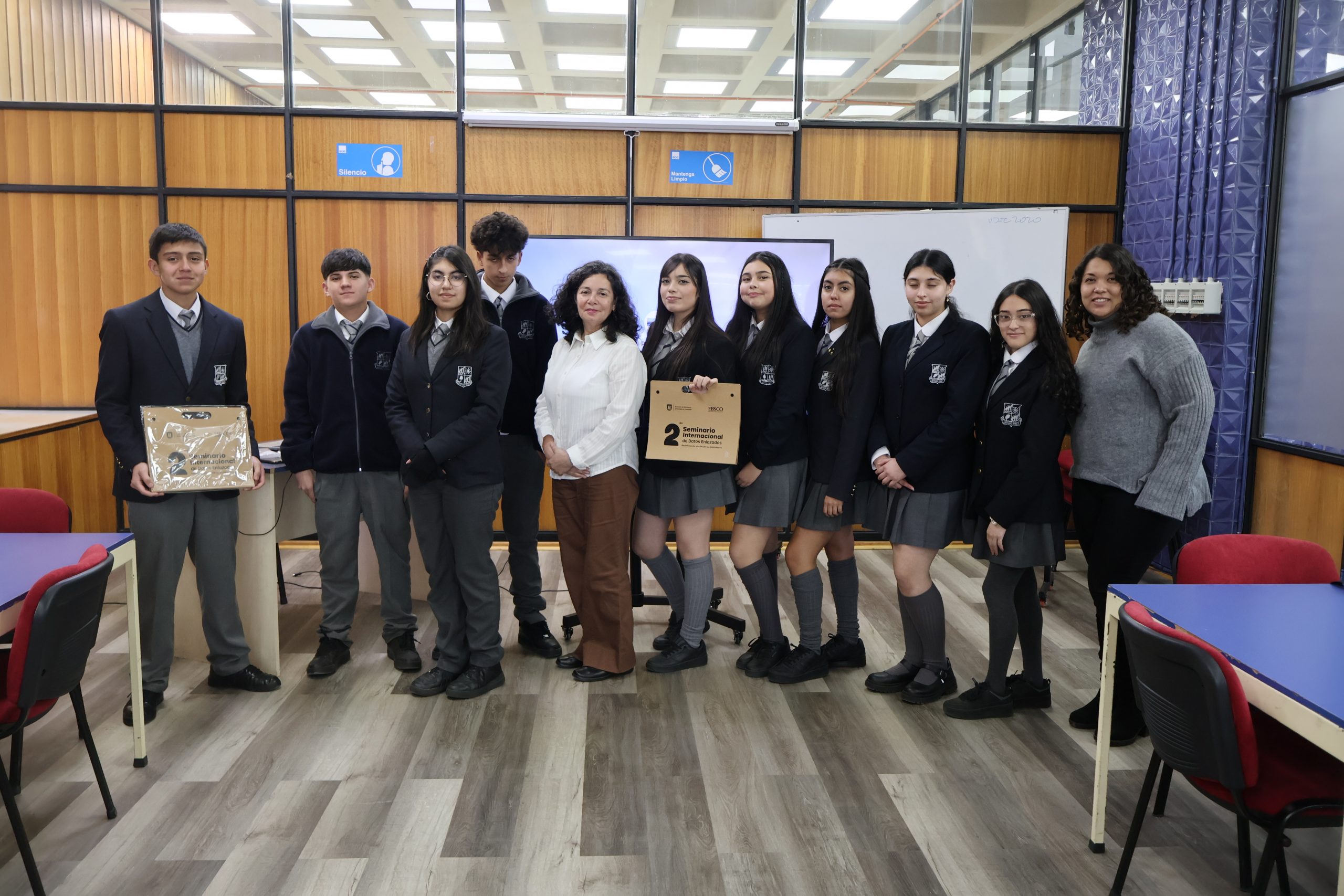 Fotografía grupal de estudiantes asistentes a taller sobre herramientas de búsqueda