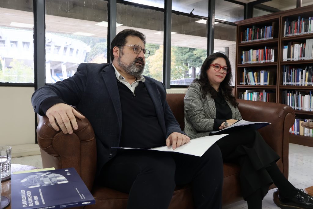 Académicos exponen en Sala Chile durante presentación de libro