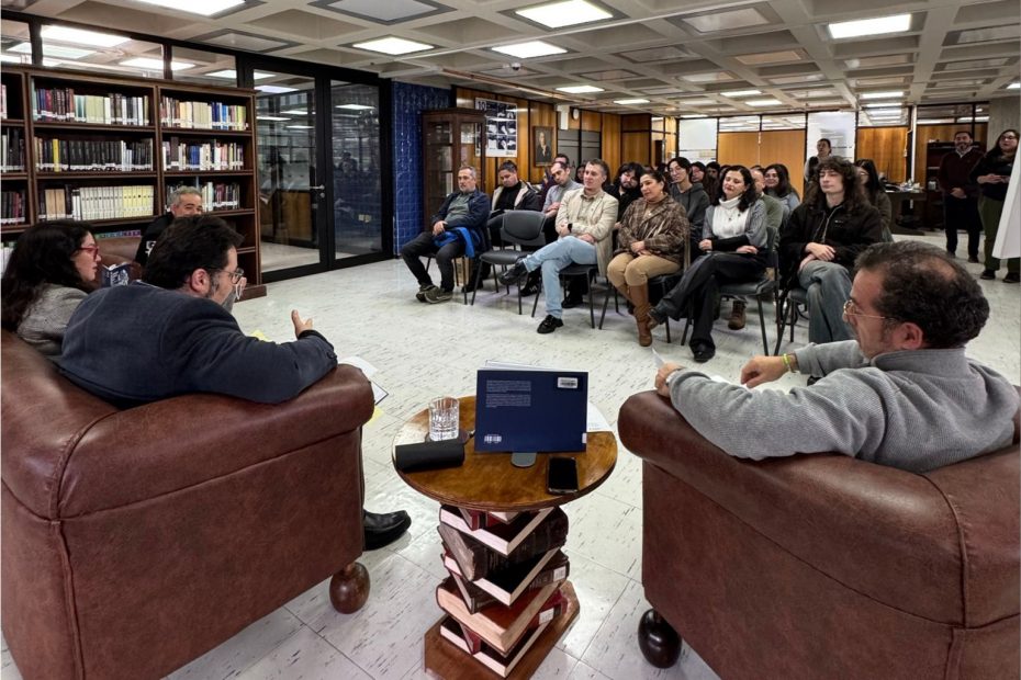 Académicos exponen en conversatorio efectuado en la Sala Chile de la Biblioteca Central.