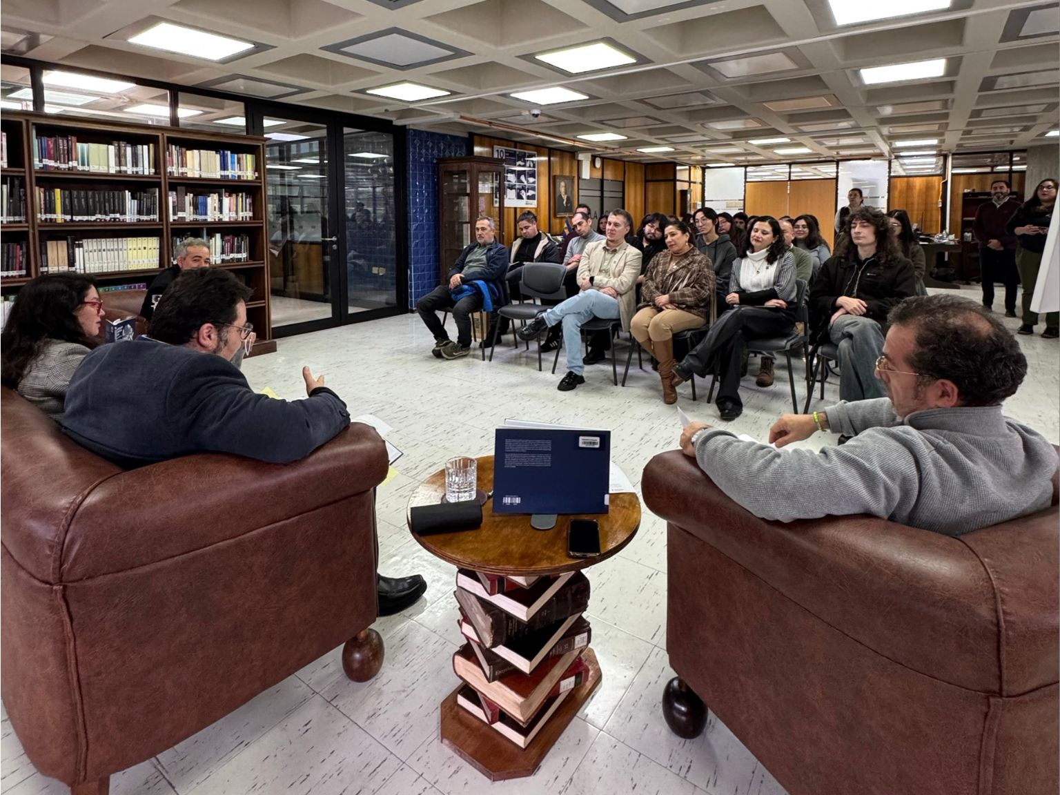Académicos exponen en conversatorio efectuado en la Sala Chile de la Biblioteca Central.