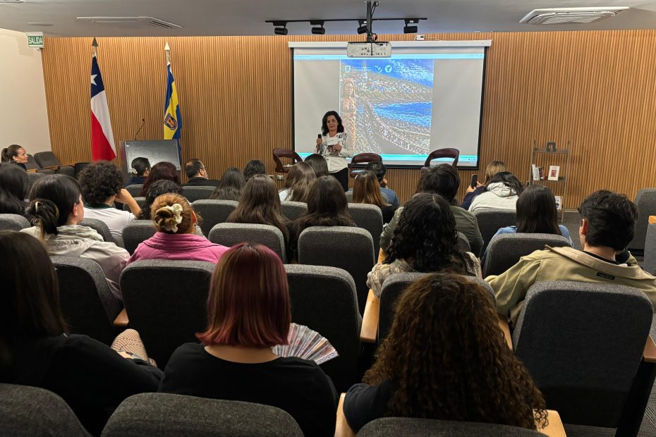 Jefa de Biblioteca de Facultad de Ciencias Ambientales expone en Auditorio Galletué del EULA