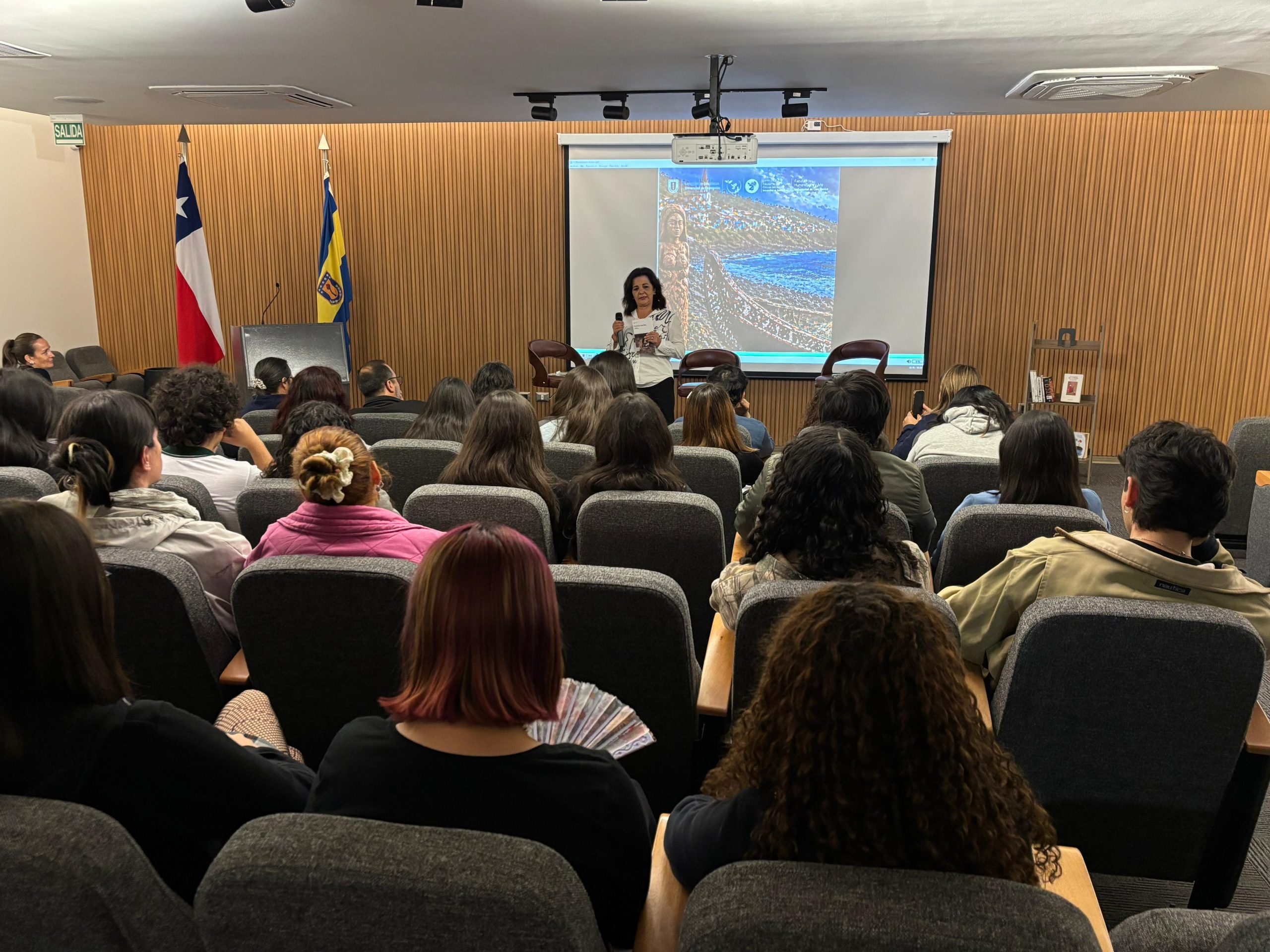 Jefa de Biblioteca de Facultad de Ciencias Ambientales expone en Auditorio Galletué del EULA