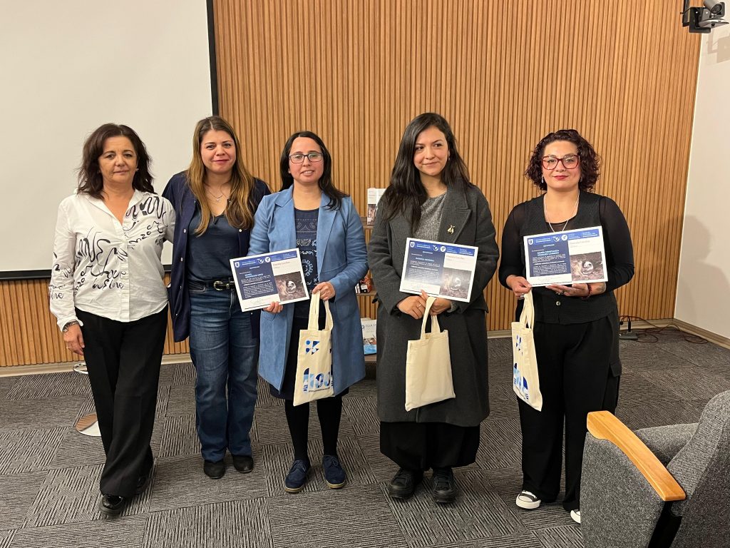 Fotografía grupal de participantes en charla efectuada en Auditorio Galletué del EULA