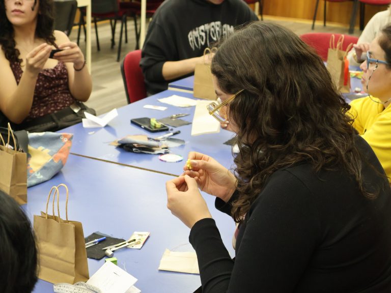 Asistentes a taller efectuado en Biblioteca Central realizan técnicas de zurcido