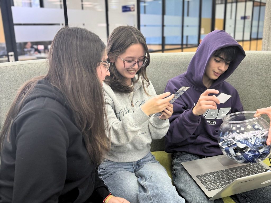 Estudiantes revisan marcapáginas en cuarto piso de Biblioteca Central