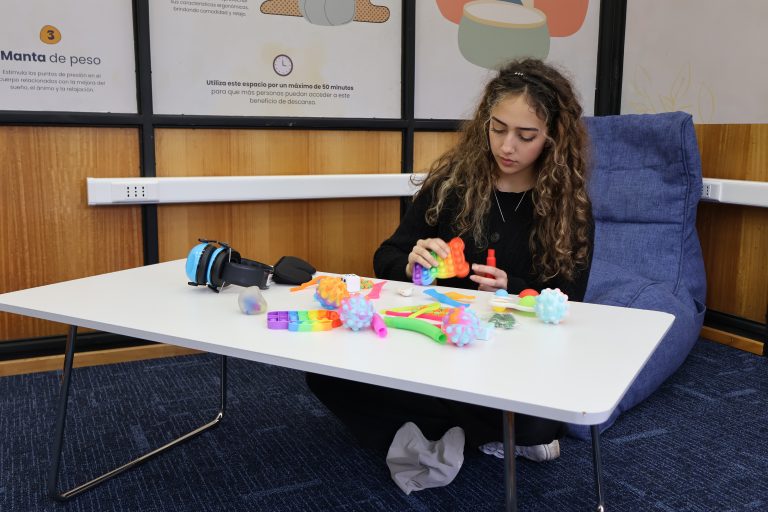 Estudiante ocupa juguetes sensoriales durante estadía en Espacio infinito de Biblioteca Central