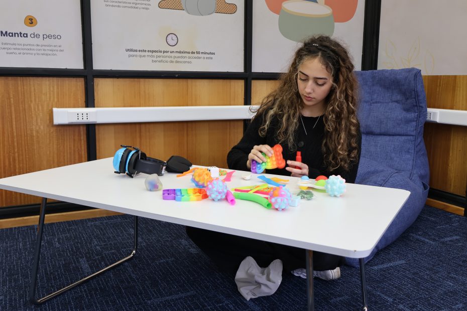 Estudiante ocupa juguetes sensoriales durante estadía en Espacio infinito de Biblioteca Central