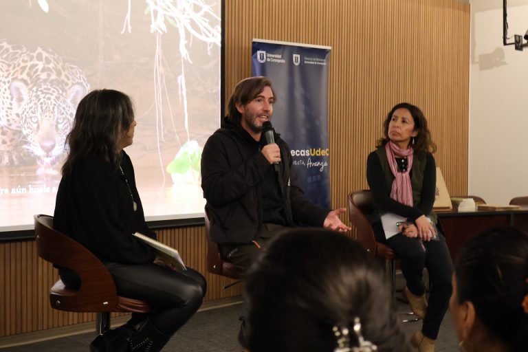 Periodista y escritor Santiago Wills conversa con asistentes a lanzamiento de su libro "Jaguar" en auditorio EULA.