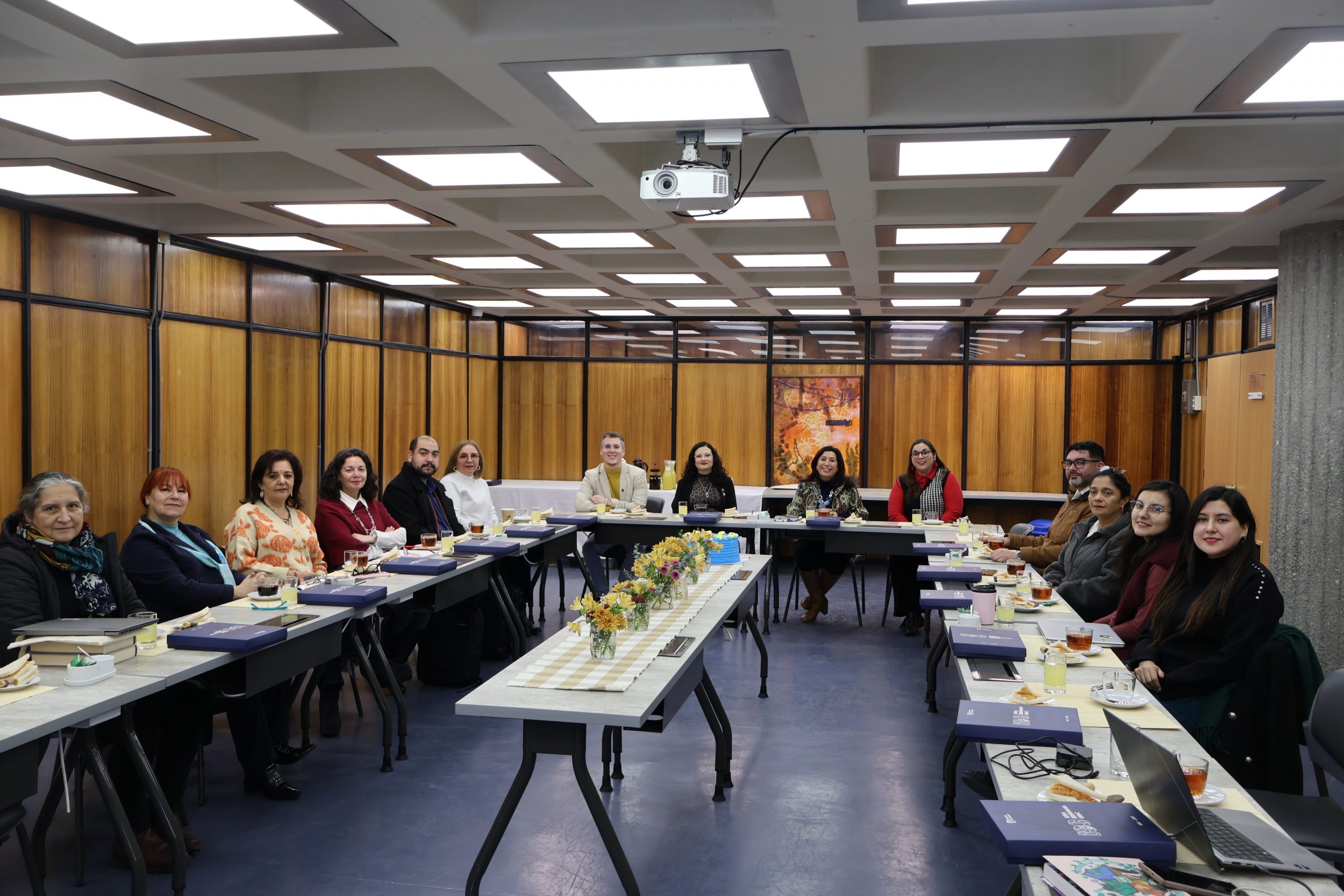 Fotografía grupal de jefaturas de bibliotecas durante Comité Técnico
