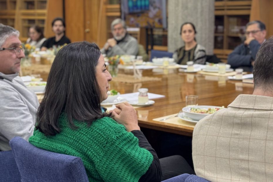 Delegadas y delegados de facultades participan en Comité Técnico de Bibliotecas UdeC realizado en Salón Azul de Biblioteca Central