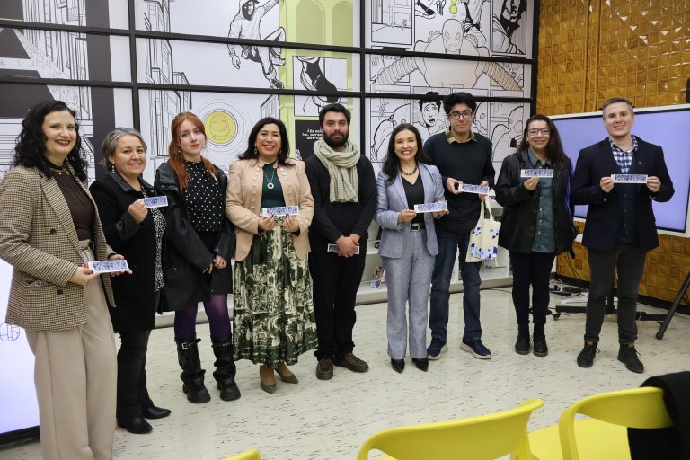 Fotografía grupal de autoridades y ganadores del IX Concurso de Marcapáginas