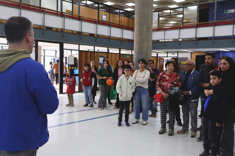 Equipo de Bibliotecas UdeC recibe a visitantes en hall de la Biblioteca Central durante Día del Patrimonio
