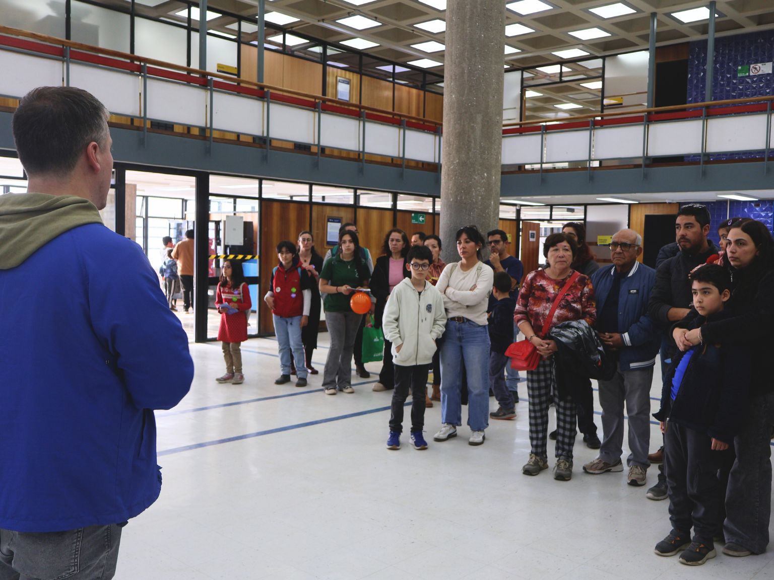 Equipo de Bibliotecas UdeC recibe a visitantes en hall de la Biblioteca Central durante Día del Patrimonio