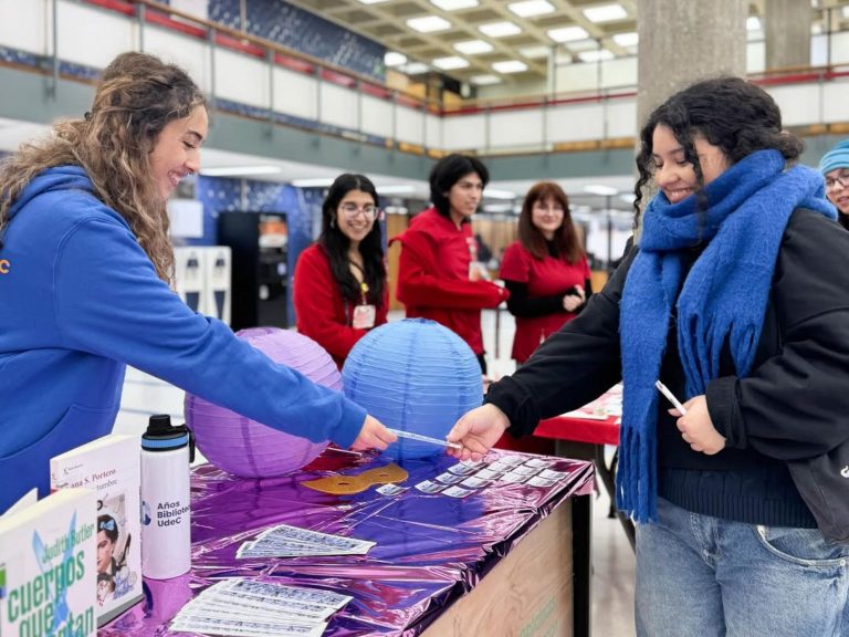 Estudiantes visitan stand durante "Feria Diversa" efectuada en Biblioteca Central