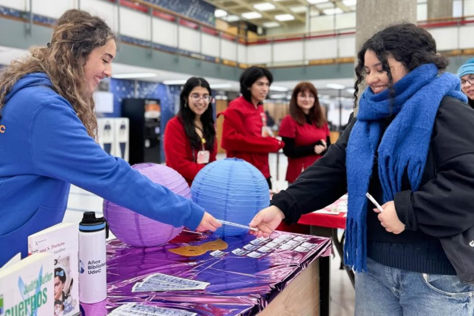 Estudiantes visitan stand durante "Feria Diversa" efectuada en Biblioteca Central