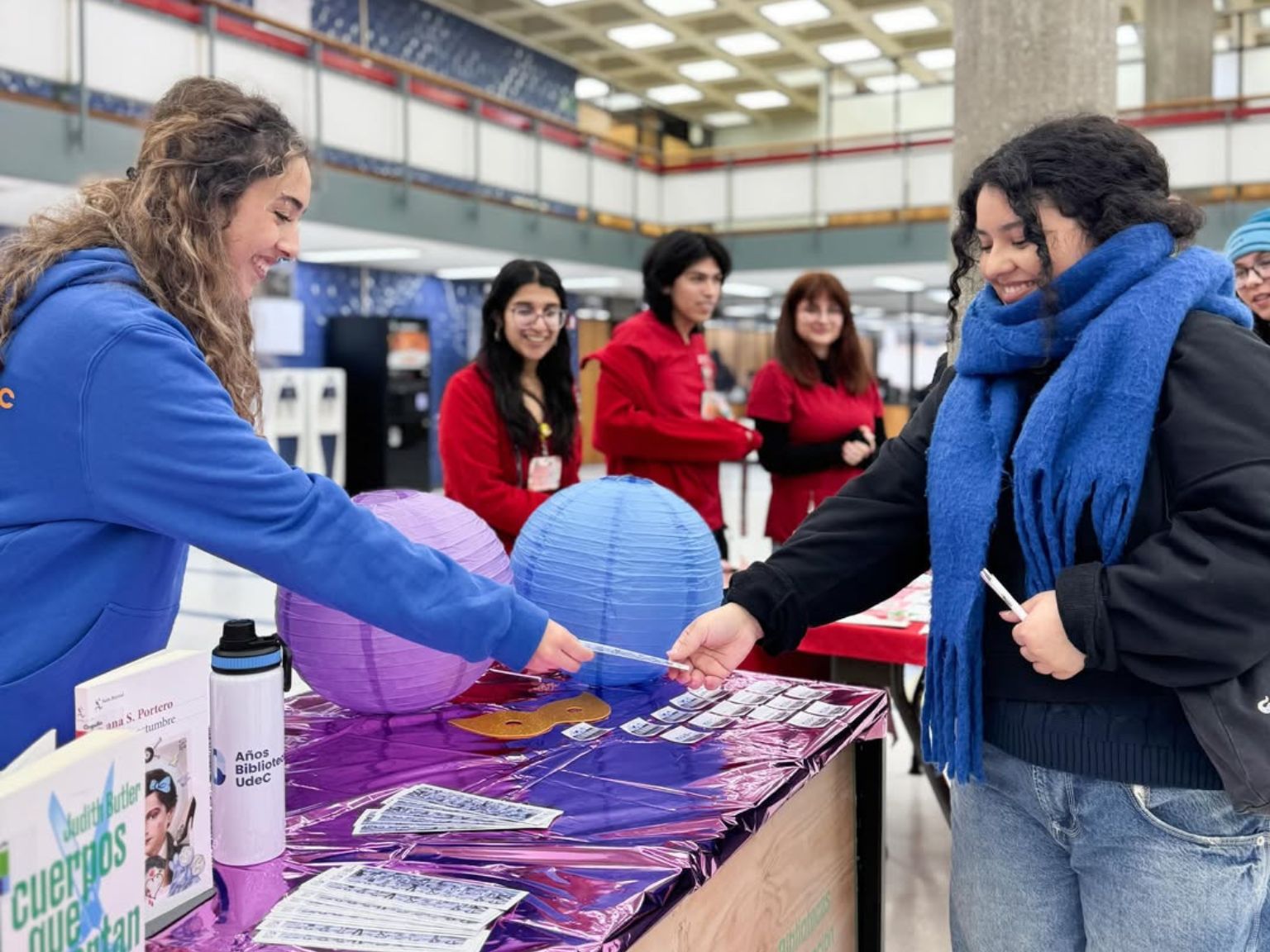 Estudiantes visitan stand durante "Feria Diversa" efectuada en Biblioteca Central