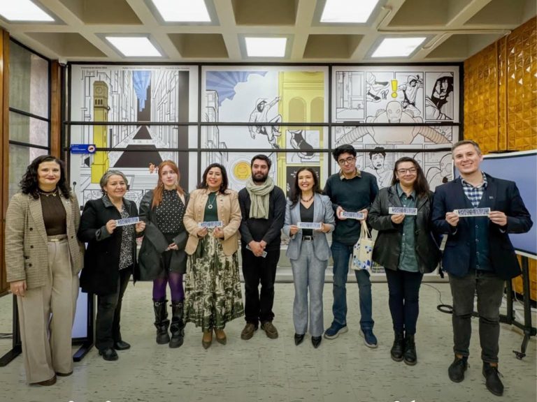 Fotografía grupal de autoridades y ganadores del IX Concurso de Marcapáginas