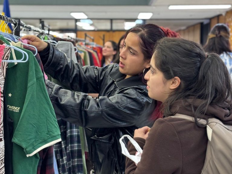 Asistentes a Feria Circular UdeC revisan ropa dirante intercambio efectuado en hall de Biblioteca Central