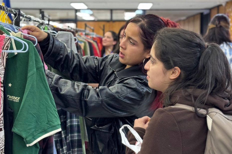 Asistentes a Feria Circular UdeC revisan ropa dirante intercambio efectuado en hall de Biblioteca Central