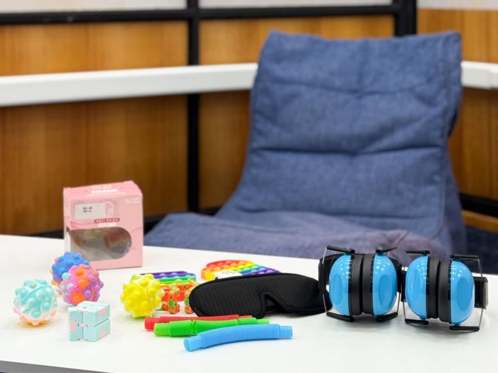 Parte de los juguetes sensoriales disponibles en el Espacio Infinito de Biblioteca Central