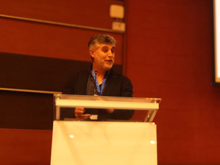 El Jefe de la Unidad de Tecnologías de la Información de Bibliotecas UdeC, Elvis Aravena, expone durante seminario