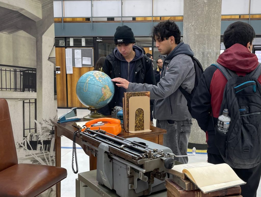 Estudiantes visitan muestra por 100 años de Bibliotecas UdeC instalada en hall de Biblioteca Central