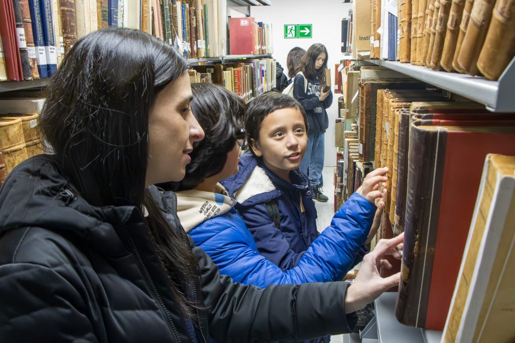 Estudiantes del Programa Talentos UdeC recorren estanterías de Sala Chile