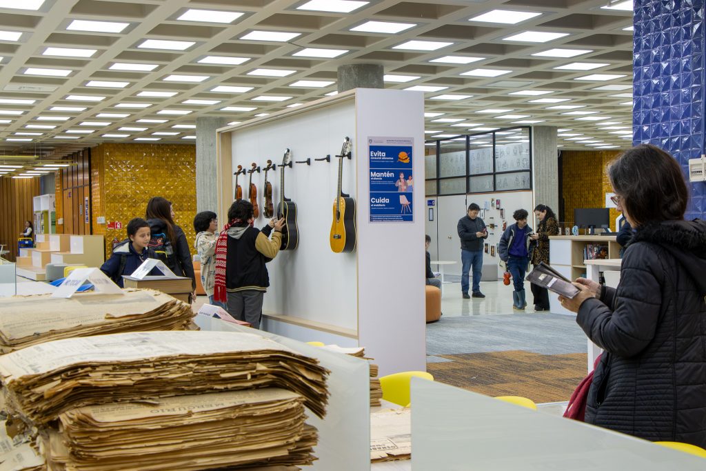 Estudiantes del Programa Talentos UdeC recorren cuarto piso de la Biblioteca Central