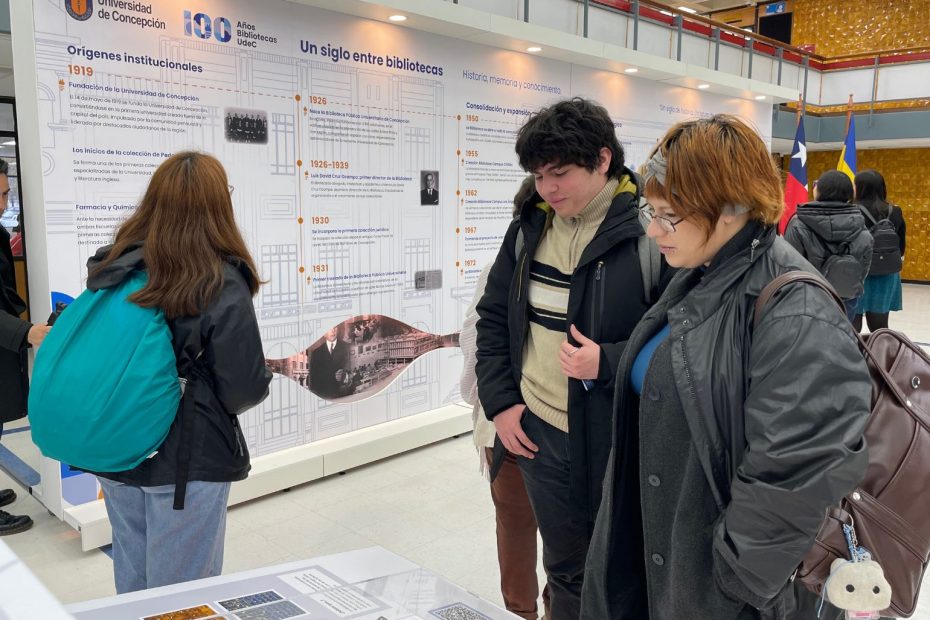 Estudiantes visitan muestra por 100 años de Bibliotecas UdeC instalada en hall de Biblioteca Central