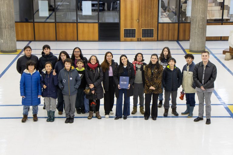 Fotografía grupal de estudiantes de Talentos UdeC junto a equipo de Bibliotecas UdeC en el hall de la Biblioteca Central